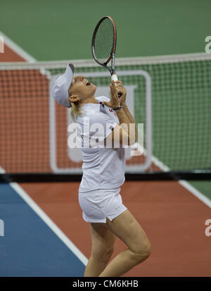 16 ottobre 2012 - Pittsburgh, Pennsylvania, Stati Uniti - Martina Navratilova reagisce durante la sua corrispondenza alla 2012 Mylan WTT Smash Hits. Il Mylan World Team Tennis Smash Hits carità notte abbinato leggende del gioco con le attuali stelle per un pieno di celebrità finalizzata alla raccolta di fondi per l'AIDS. (Credito Immagine: © Fred Mullane/ZUMAPRESS.com) Foto Stock