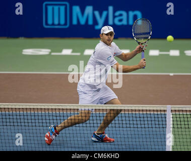 16 ottobre 2012 - Pittsburgh, Pennsylvania, Stati Uniti - ANDY RODDICK (USA) al 2012 Mylan WTT Smash Hits. Il Mylan World Team Tennis Smash Hits carità notte abbinato leggende del gioco con le attuali stelle per un pieno di celebrità finalizzata alla raccolta di fondi per l'AIDS. (Credito Immagine: © Fred Mullane/ZUMAPRESS.com) Foto Stock