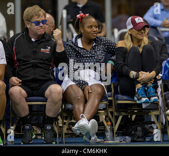 16 ottobre 2012 - Pittsburgh, Pennsylvania, Stati Uniti - Sir ELTON JOHN TAYLOR TOWNSEND e Anna Kournikowa tifare per la loro squadra al 2012 Mylan WTT Smash Hits. Il Mylan World Team Tennis Smash Hits carità notte abbinato leggende del gioco con le attuali stelle per un pieno di celebrità finalizzata alla raccolta di fondi per l'AIDS. (Credito Immagine: © Susan Mullane/ZUMAPRESS.com) Foto Stock