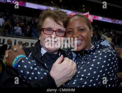 16 ottobre 2012 - Pittsburgh, Pennsylvania, Stati Uniti - BILLIE JEAN KING E TAYLOR TOWNSEND al 2012 Mylan WTT Smash Hits. Il Mylan World Team Tennis Smash Hits carità notte abbinato leggende del gioco con le attuali stelle per un pieno di celebrità finalizzata alla raccolta di fondi per l'AIDS. (Credito Immagine: © Susan Mullane/ZUMAPRESS.com) Foto Stock