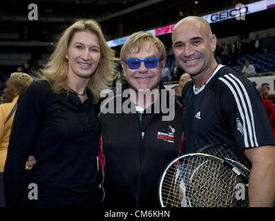 16 ottobre 2012 - Pittsburgh, Pennsylvania, Stati Uniti - STEFFI GRAF, Sir Elton John e andre agassi al 2012 Mylan WTT Smash Hits. Il Mylan World Team Tennis Smash Hits carità notte abbinato leggende del gioco con le attuali stelle per un pieno di celebrità finalizzata alla raccolta di fondi per l'AIDS. (Credito Immagine: © Susan Mullane/ZUMAPRESS.com) Foto Stock