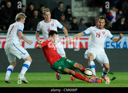 Stanislav Manolev della Bulgaria, centro e il ceco i giocatori di calcio, da sinistra a destra, Tomas Hubschman, David Limbersky e Petr Jiracek lotta per la sfera durante una Coppa del Mondo 2014 Gruppo B match di qualificazione Repubblica Ceca vs Bulgaria a Praga, Repubblica ceca, 16 ottobre 2012. (CTK foto/Michal Kamaryt) Foto Stock