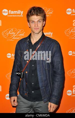 16 ottobre 2012 - Los Angeles, California, Stati Uniti - Keegan Allen che frequentano la speciale Halloween episodio di screening Familiare ABC hit della serie originale di ''piuttosto poco bugiardi'' detenute all'Hollywood Forever Cemetery in Hollywood, la California il 16 ottobre 2012. 2012(Immagine di credito: © D. lunga/Globe foto/ZUMAPRESS.com) Foto Stock