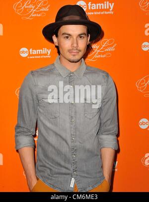 16 ottobre 2012 - Los Angeles, California, Stati Uniti - Tyler Blackburn frequentando la speciale Halloween episodio di screening Familiare ABC hit della serie originale di ''piuttosto poco bugiardi'' detenute all'Hollywood Forever Cemetery in Hollywood, la California il 16 ottobre 2012. 2012(Immagine di credito: © D. lunga/Globe foto/ZUMAPRESS.com) Foto Stock