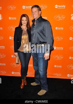 16 ottobre 2012 - Los Angeles, California, Stati Uniti - Laura Leighton, Doug Savant che frequentano la speciale Halloween episodio di screening Familiare ABC hit della serie originale di ''piuttosto poco bugiardi'' detenute all'Hollywood Forever Cemetery in Hollywood, la California il 16 ottobre 2012. 2012(Immagine di credito: © D. lunga/Globe foto/ZUMAPRESS.com) Foto Stock