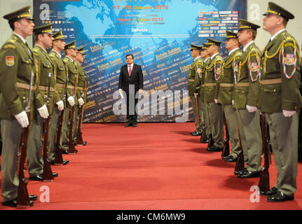 Praga, Repubblica Ceca. Il 17 ottobre 2012. Ceca ministro della difesa Alexandr Vondra apre militare internazionale di exhibiton Soldato Futuro a Praga Repubblica Ceca, Ottobre 17, 2012. La mostra si concentra sulla promozione della tecnologia nel settore della difesa e della sicurezza. (CTK foto/Stanislav Zbynek) Foto Stock