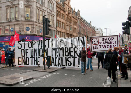 Londra, Regno Unito. Il 17 ottobre 2012. La formazione di scintille, RMT Unione e lo Shop Steward la rete bloccando il traffico come essi picket e protestare fuori la traversa è di nuovo sviluppo vicino a Tottenham Court Road Station. Credito: Pete Maclaine / Alamy Live News Foto Stock