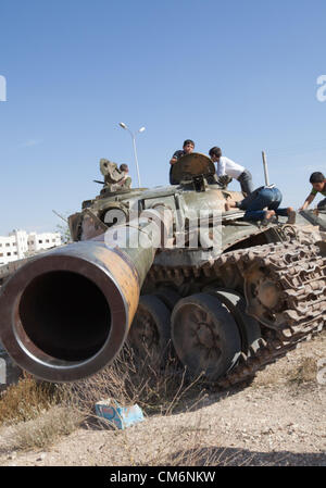 Azaz, Siria. Il 17 ottobre 2012. I bambini giocano sui serbatoi distrutti in un'zaz, Siria il 17 ottobre 2012. Credito: PixelPro / Alamy Live News Foto Stock