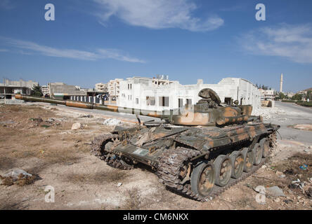 Azaz, Siria. Il 17 ottobre 2012. Un serbatoio danneggiato è parcheggiata vicino ad un MIG bombardato edificio in un'zaz, Siria il 17 ottobre 2012. Credito: PixelPro / Alamy Live News Foto Stock