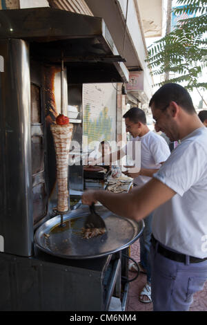 Azaz, Siria. Il 17 ottobre 2012. Gli uomini preparano panini per i clienti nel centro cittadino in un'zaz, Siria il 17 ottobre 2012. Credito: PixelPro / Alamy Live News Foto Stock