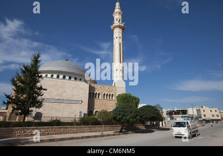 Azaz, Siria. Il 17 ottobre 2012. Un carrello passa da una moschea integro nei pressi del centro della città in un'zaz, Siria il 17 ottobre 2012. Credito: PixelPro / Alamy Live News Foto Stock