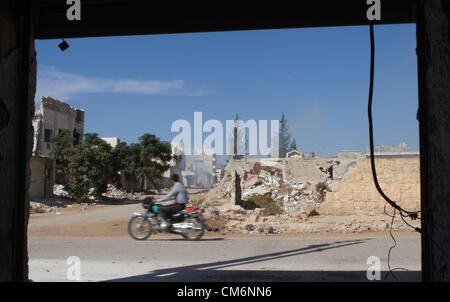 Azaz, Siria. Il 17 ottobre 2012. Un uomo corse da un edificio distrutto da un caccia attentato in un'zaz, Siria il 17 ottobre 2012. Credito: PixelPro / Alamy Live News Foto Stock