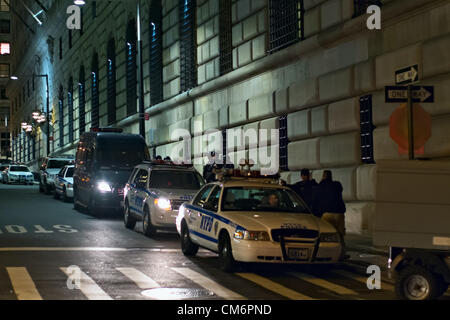 New York, NY, Ottobre 17, 2012. New York City la polizia guardia di notte al di fuori della Federal Reserve Bank di New York, ore dopo ha annunciato l arresto di un 21-anno-vecchio uomo Bangladshi, Quazi Mohammad Rezwanul Ahsan Nafis, che avrebbe cercato di impostare fuori ciò che credeva di essere un autobomba davanti alla banca di Mercoledì, Ottobre 17. Foto Stock