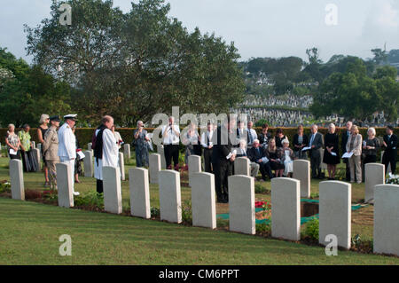 Kuala Lumpur, Malesia. 18 ottobre, 2012. I membri della famiglia, militari britannici, e l'alto commissario britannico di pagare i loro ultimi rispetto durante la sepoltura di otto RAF Membri di equipaggio al Commonwealth War Cemetery a Kuala Lumpur. Gli otto membri di equipaggio sono stati battenti un B-24 Liberator su agosto 23, 1945, otto giorni dopo il giappone si arrese durante la II Guerra Mondiale, quando l'aereo si è schiantato ed è stato perso vicino a Kuala Pilah, Malaysia. Foto Stock