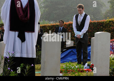 Kuala Lumpur, Malesia. 18 ottobre, 2012. I membri della famiglia, militari britannici, e l'alto commissario britannico di pagare i loro ultimi rispetto durante la sepoltura di otto RAF Membri di equipaggio al Commonwealth War Cemetery a Kuala Lumpur. Gli otto membri di equipaggio sono stati battenti un B-24 Liberator su agosto 23, 1945, otto giorni dopo il giappone si arrese durante la II Guerra Mondiale, quando l'aereo si è schiantato ed è stato perso vicino a Kuala Pilah, Malaysia. Foto Stock