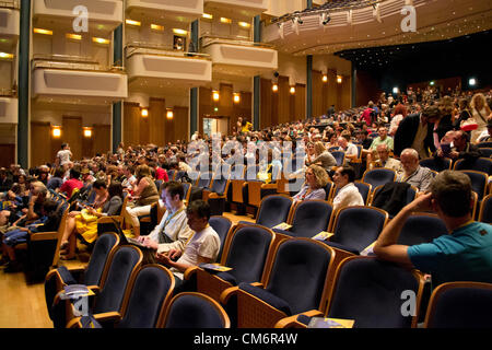 Salonicco, Grecia, 17 ottobre 2012. WOMEX, il mondo più grande mostra della musica, apre le sue porte alla musica ai professionisti del settore. Per festeggiare il giorno di apertura, una speciale mostra dedicata al fine cantante greca Eskenazi Rosa è stato dato. Foto Stock