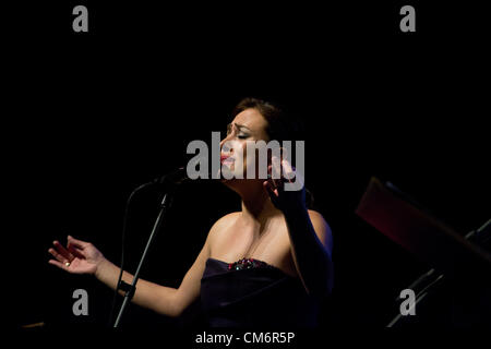 Salonicco, Grecia, 17 ottobre 2012. WOMEX, il mondo più grande mostra della musica, apre le sue porte alla musica ai professionisti del settore. Per festeggiare il giorno di apertura, una speciale mostra dedicata al fine cantante greca Eskenazi Rosa è stato dato. Foto Stock