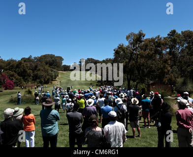 18.10.2012 Perth, Australia. La galleria orologi Greg Chalmers (AUS) tee off durante l'ISP Handa Perth Torneo Internazionale di Golf dal lago Karrinyup Country Club Foto Stock