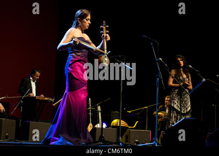 Salonicco, Grecia, 17 ottobre 2012. WOMEX, il mondo più grande mostra della musica, apre le sue porte alla musica ai professionisti del settore. Per festeggiare il giorno di apertura, una speciale mostra dedicata al fine cantante greca Eskenazi Rosa è stato dato. Foto Stock