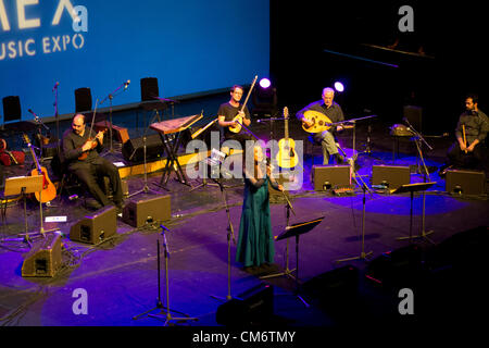 Salonicco, Grecia, 17 ottobre 2012. WOMEX, il mondo più grande mostra della musica, apre le sue porte alla musica ai professionisti del settore. Per festeggiare il giorno di apertura, una speciale mostra dedicata al fine cantante greca Eskenazi Rosa è stato dato. Foto Stock