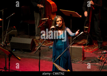 Salonicco, Grecia, 17 ottobre 2012. WOMEX, il mondo più grande mostra della musica, apre le sue porte alla musica ai professionisti del settore. Per festeggiare il giorno di apertura, una speciale mostra dedicata al fine cantante greca Eskenazi Rosa è stato dato. Foto Stock