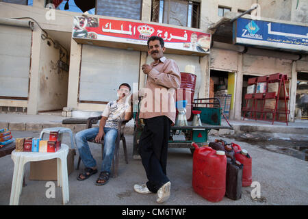 Azaz, Siria. Il 17 ottobre 2012. Un lato della strada shop nel centro cittadino in un'zaz, Siria su sposi. Ottobre 17, 2012. Foto Stock