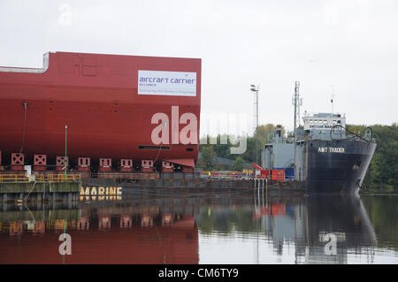 Fiume Clyde, Glasgow, Scotland, Regno Unito. Il 18 ottobre 2012. Ultima completato la sezione del nuovo Royal Navy portaerei è stata accuratamente caricato sull'AMT Trader barge in preparazione per il suo viaggio in mare per Rosyth dockyard sulla costa orientale della Scozia. Foto Stock