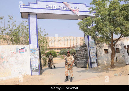 Rangers funzionari stare allerta per evitare qualsiasi indesiderato incidente dopo lo scontro fra due gruppi di studenti di armatori Government College a nord area Nazimabad a Karachi il giovedì 18 ottobre, 2012. Foto Stock