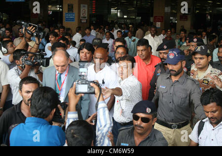 Sri Lanka Cricket ex capitano, Sanath Jayasuriya escono a Karachi airport al momento del suo arrivo per due mostra venti20 corrispondenze tra mondo internazionale XI e Pakistan tutte le stelle, a Karachi il giovedì 18 ottobre, 2012. Foto Stock