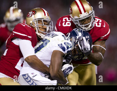 18 ottobre 2012 - San Francisco, CA, Stati Uniti d'America - San Francisco 49ers cornerback Carlos Rogers (22) e San Francisco 49ers defensive back Chris Culliver (29) Affrontare Seattle Seahawks wide receiver Ben Obomanu (87) nel quarto trimestre il 18 ottobre 2012 a Candlestick Park di San Francisco, California. (Credito Immagine: © Paul Kitagaki Jr/Sacramento Bee/ZUMAPRESS.com) Foto Stock