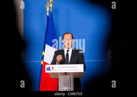 Francois Hollande, Presidente della Francia dà un briefing con la stampa nelle prime ore del venerdì mattina in occasione del Consiglio europeo di Bruxelles, Justus Lipsius. Foto:Jeff Gilbert. 19.10.2012. Bruxelles, Belgio. Foto Stock