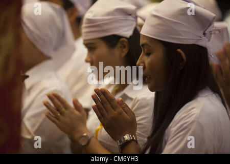 Ottobre 19, 2012 - Phuket, Tailandia - devoti al santuario cinese di Ban Tha Rue raccogliere prima di una processione di strada in occasione dell'annuale Festival vegetariano di Phuket, Thailandia, Venerdì, Ottobre 19, 2012. L'annuale e tradizionale cinese vegetariani festival sottolinea il merito rendendo rituale e pulizia del corpo per contrassegnare i nove giorni del festival lungo dotato per il piercing al viso, spirito medii e rigoroso il vegetarianismo. (Credito Immagine: © David Longstreath/ZUMAPRESS.com) Foto Stock