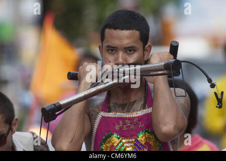 Ottobre 19, 2012 - Phuket, Tailandia - devoti al santuario cinese di Ban Tha Rue a piedi in una strada processione in occasione dell'annuale Festival vegetariano di Phuket, Thailandia, Venerdì, Ottobre 19, 2012. L'annuale e tradizionale cinese vegetariani festival sottolinea il merito rendendo rituale e pulizia del corpo per contrassegnare i nove giorni del festival lungo dotato per il piercing al viso, spirito medii e rigoroso il vegetarianismo. (Credito Immagine: © David Longstreath/ZUMAPRESS.com) Foto Stock