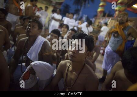 Ottobre 19, 2012 - Phuket, Tailandia - devoti al santuario cinese di Ban Tha Rue raccogliere prima di una processione di strada in occasione dell'annuale Festival vegetariano di Phuket, Thailandia, Venerdì, Ottobre 19, 2012. L'annuale e tradizionale cinese vegetariani festival sottolinea il merito rendendo rituale e pulizia del corpo per contrassegnare i nove giorni del festival lungo dotato per il piercing al viso, spirito medii e rigoroso il vegetarianismo. (Credito Immagine: © David Longstreath/ZUMAPRESS.com) Foto Stock