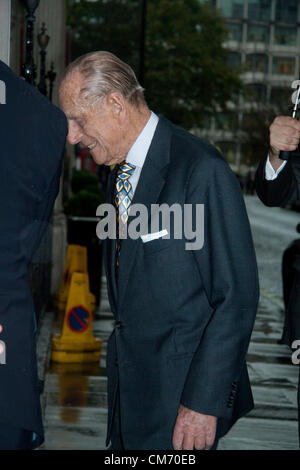 Londra REGNO UNITO. Il 19 ottobre 2012. S.a.r. il Principe Filippo , Duca di Edimburgo Patrono l'aria campionato assiste il pranzo presso il Royal Aeronautical Society di Londra. Credito: amer ghazzal / Alamy Live News Foto Stock