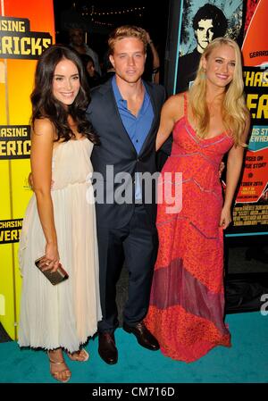 Los Angeles, California. Il 18 ottobre 2012. Abigail Spencer, Jonny Weston, Leven Rambin presso gli arrivi di inseguimento non conformisti Premiere, il pacifico è il Grove Stadium 14, Los Angeles, CA 18 ottobre 2012. Foto di: Dee Cercone/Everett Collection Foto Stock