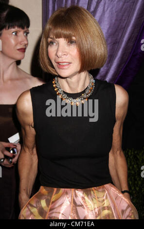 18 ottobre 2012 - New York New York, Stati Uniti - ANNA WINTOUR assiste il Bergdorf Goodman 111festa anniversario tenutosi presso il Plaza. (Credito Immagine: © Nancy Kaszerman/ZUMAPRESS.com) Foto Stock