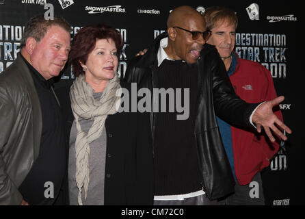 Londra, Inghilterra, Regno Unito. Venerdì, 19 ottobre 2012. Photocall con quattro dei cinque capi di Star Trek serie (L-R) William Shatner (serie originale), Kate Mulgrew (Voyager), Avery Brooks (Deep Space Nine) e Scott Bakula (enterprise) a destinazione di Star Trek. Sir Patrick Stewart che ha giocato il Capitano Jean-Luc Picard nella prossima generazione ha rifiutato di partecipare al suo compagno di attori per il photocall sebbene egli stava a solo pochi chilometri di distanza.La Convenzione ha luogo presso il centro espositivo ExCel nella zona est di Londra da 19-21 ottobre 2012. Photo credit: Nick Savage/Alamy Live News Foto Stock