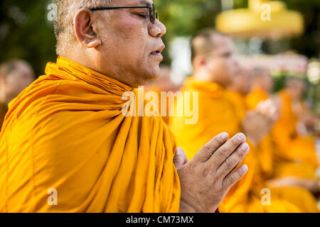 20 ott. 2012 - Bangkok, Thailandia - I monaci buddisti il canto e la preghiera in occasione di una speciale alms dando cerimonia. Più di 2.600 i monaci buddisti di tutta Bangkok e migliaia di devoti buddisti tailandesi hanno partecipato alla santa Messa alms cerimonia nel Parco di Benjasiri a Bangkok il sabato mattina. La cerimonia è stata per sollevare il cibo e le erogazioni liberali in denaro per i templi buddisti in Thailandia del violenza afflitto province meridionali. A causa del continuo di lunga esecuzione insurrezione dai separatisti musulmani molti monaci buddisti in Pattani, Narathiwat e Yala, Thailandia del tre maggioranza musulmana province, non riesco a lasciare i loro templi senza mi Foto Stock