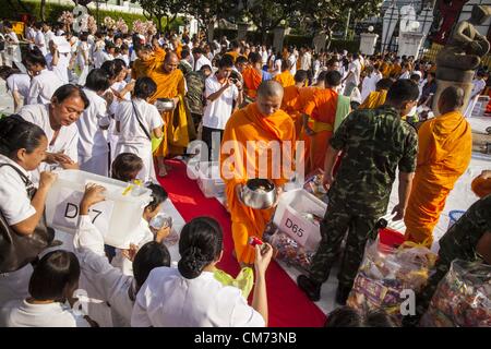 20 ott. 2012 - Bangkok, Thailandia - I monaci buddisti a piedi attraverso una folla di persone in un parco di Bangkok di accettare l'elemosina per i monaci nel sud della Thailandia che non possono lasciare i loro templi a causa di anti-religiosa buddista violenza. Più di 2.600 i monaci buddisti di tutta Bangkok e migliaia di devoti buddisti tailandesi hanno partecipato alla santa Messa alms cerimonia nel Parco di Benjasiri a Bangkok il sabato mattina. La cerimonia è stata per sollevare il cibo e le erogazioni liberali in denaro per i templi buddisti in Thailandia del violenza afflitto province meridionali. A causa del continuo di lunga esecuzione insurrezione dai separatisti musulmani buddisti molti Foto Stock