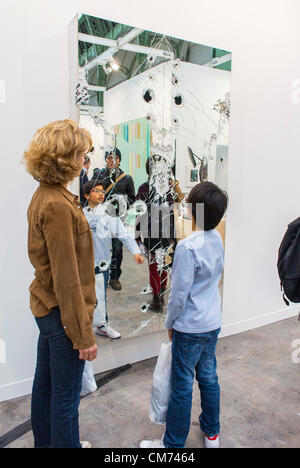 Parigi, Francia, famiglia, visite alle gallerie d'arte, Fiera Internazionale delle Arti contemporanee, FIAC, Mamma e figlio che guardano la pittura moderna, Bullet Holes in Mirror, museo d'arte con bambini, bambini nel museo d'arte, persone che guardano l'arte nella galleria d'arte Foto Stock