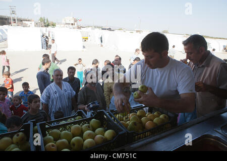 Azaz, Siria. Il 19 ottobre 2012. Persone in fila per la distribuzione di prodotti alimentari presso il siriano campo profughi vicino al confine con la Turchia in un'zaz, Siria il venerdì 19 ottobre, 2012. Foto Stock