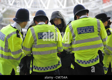 Argine, Londra, Regno Unito. Xx Ottobre 2012. Due giovani uomini essendo parlati dai funzionari di polizia sul terrapieno. TUC anti-austerità marzo a Londra. Organizzato dalla TUC, con membri provenienti da diversi raccordi marzo contro i governi di coalizione piano di austerità. Credito: Matteo Chattle / Alamy Live News Foto Stock