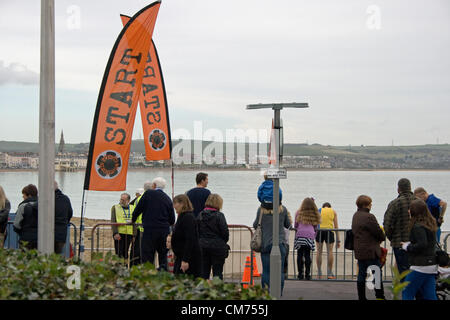 Weymouth, Regno Unito. Xx Ottobre 2012. Le persone che iniziano a raccogliere presso la linea di partenza per guardare la Weymouth 10km girare su Sabato 20 Ottobre 2012.. Credito: Mark Humphreys / Alamy Live News Foto Stock