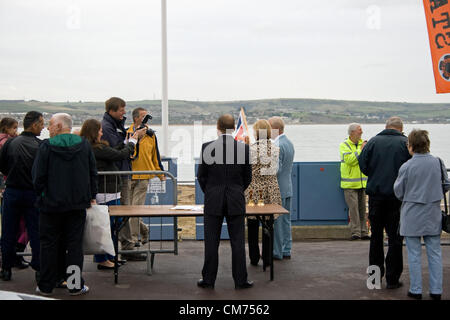 Weymouth, Regno Unito. Xx Ottobre 2012. Funzionari presso la linea di partenza per il Weymouth 10km di corsa. Weymouth,Dorset, Regno Unito. Xx Ottobre 2012.. Credito: Mark Humphreys / Alamy Live News Foto Stock