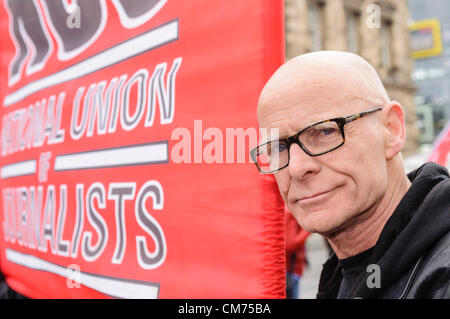 Belfast, Regno Unito. Xx Ottobre 2012. Giornalista e autore e commentatore politico Eamonn McCann con un Unione Nazionale dei Giornalisti banner in ICTU anti-rally di austerità a Belfast. Credito: Stephen Barnes / Alamy Live News Foto Stock