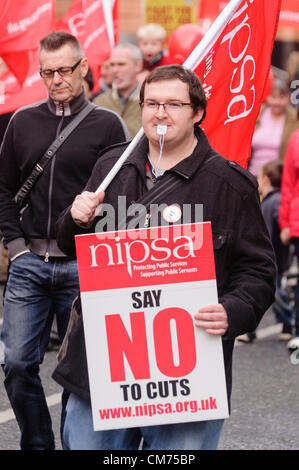 Belfast, Regno Unito. Xx Ottobre 2012. Il dimostratore detiene un poster NIPSA dicendo "NIPSA dire di no ai tagli di' come ICTU tenere un anti-rally di austerità a Belfast. Credito: Stephen Barnes / Alamy Live News Foto Stock