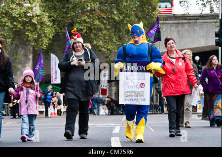 London, Regno Unito - 20 Ottobre 2012: migliaia di manifestanti unisciti alla TUC organizzato di marzo " Un futuro che funziona' contro i tagli di austerità in centro a Londra. Foto Stock