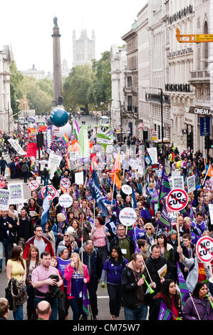 London, Regno Unito - 20 Ottobre 2012: migliaia di manifestanti unisciti alla TUC organizzato di marzo " Un futuro che funziona' contro i tagli di austerità in centro a Londra. Foto Stock