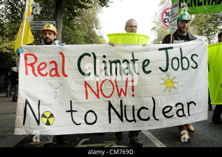 i manifestanti dell'energia anti-nucleare marciano a Londra, Regno Unito. Foto Stock